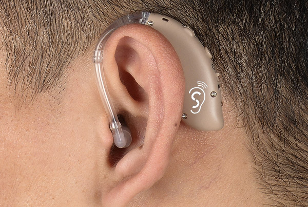 Aparelhos auditivos de ajuste aberto sem fio com baterias recarregáveis
